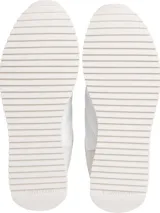 Zapatillas deportivas blancas de cuero con suela de goma y logo grabado en los laterales.