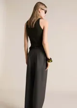 Musculosa verde oscuro de punto canalé con ribetes en contraste.