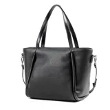 Cartera negra de cuero sintético graneado, con doble asa de mano y correa bandolera regulable. Tiene cierre superior, bolsillo interno con cierre y bolsillo interno abierto.