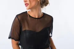 Remera negra de viscosa, con mangas cortas y cuello redondo.