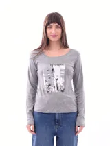 Remera gris melange de manga larga con cuello redondo y estampado rectangular con la palabra 'emotion' en la parte superior.