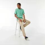 Remera verde de punto de piqué con cuello en V y mangas cortas.
