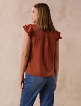 Camisa azul de satén, marca Alex & Lili. Cuello a la base con solapa, escote en V, apertura central con botones y sisa con volados.