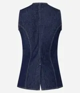 Chaleco femenino confeccionado en jeans, sin mangas, cinturado, con botones y bolsillos. De corte alargado y cuello redondo.