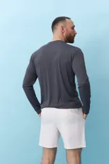 Short de baño color rosa claro con finas rayas verticales blancas, bolsillos laterales y cordón ajustable en la cintura.