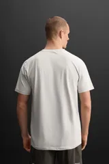 Camiseta deportiva marrón de tejido técnico ligero y elástico con estructura. Cuello redondo, manga corta, costuras planas y logo estampado.