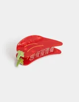 Broche para el pelo en forma de pimiento rojo con detalles en verde.