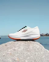 Championes de running Umbro Marathon, color blanco con detalles en negro y naranja.