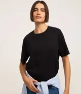 Remera negra de algodón con cuello redondo y mangas cortas.
