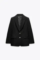 Blazer negra entallada con cuello solapa, manga larga con hombreras, bolsillos delanteros con solapa y cierre frontal con botones dorados.