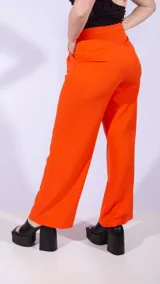 Pantalón sastrero negro de corte palazzo con pinzas en la cintura y bolsillos laterales.