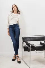 Pantalón jean slim azul oscuro.