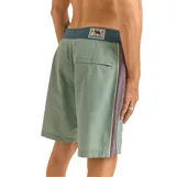Boardshort color verde con detalles en tonos grises, ideal para actividades acuáticas.