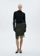 Falda midi de organza con estampado de serpiente en tonos verde y marrón. Tiene forro interior, cintura elástica y corte lápiz.