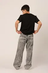 Pantalón jean gris con efecto lavado y corte amplio.