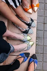 Bailarinas destalonadas con estampado a rayas blanco y negro y glitter plateado.