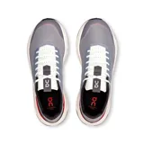 Championes urbanos On Running Cloudnova Form 2, color gris con detalles en blanco y rojo.