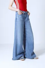 Pantalón de jean celeste de pierna ancha y tiro alto.