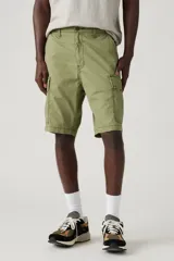 Bermuda cargo color verde oliva con bolsillos laterales con fuelle y cierre de botón a presión.