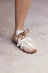 Zuecos color tostado de cuero con cordones de colores.