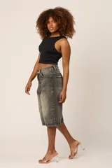 Bermuda de jean rígido color gris oscuro lavado, tiro alto, corte ancho y largo tipo culotte.