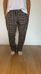 Pantalón de pijama de franela con diseño escocés, elástico en la cintura y dos bolsillos.