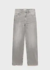 Pantalón de jean gris, de tiro medio, corte recto y cinco bolsillos.
