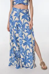 Pantalón palazzo de tiro alto con estampado floral en tonos beige y azul.