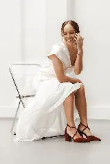 Zapato de gamuza azul marino con escote en V, tiras cruzadas diagonales y taco cuadrado de 8cm.