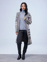 Cárdigan con capucha color beige, con diseño de cuadrille y bolsillos aplicados.