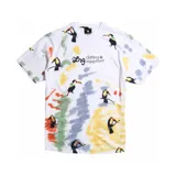 Remera blanca de manga corta con estampado de tucanes y manchas de pintura de colores.
