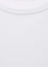Remera blanca de algodón de manga corta y cuello redondo. Diseño clásico y minimalista.