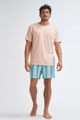 Short de baño con estampado de rayas verticales en tonos celeste, turquesa, blanco y rosa.