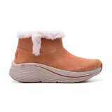 Bota de invierno color marrón claro, estilo chugga, con capellada de gamuza tratada con 3M Scotchgard, forro de piel sintética y suela con tracción antideslizante. Cuenta con amortiguación ligera ULTRA GO, plantilla Skechers Air-Cooled Goga Mat y tecnología Natural Rocker (NRT).