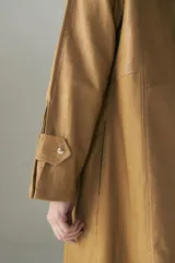 Vestido camisero largo con diseño color block en azul y beige, con cuello camisero, abotonadura frontal y mangas largas con presillas.