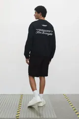 Short cargo negro de tejido grueso de algodón con cierre decorativo y cintura elástica con cordón para ajustar. Tiene bolsillos al bies y bolsillos de solapa con cierre autoadherente en las piernas y atrás. Corte estándar para una silueta clásica y cómoda.