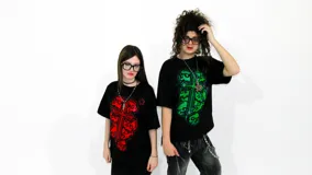 Remera negra de corte regular fit, con estampa roja de una cruz formada por calaveras y una estrella.