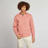 Camisa de manga larga color ladrillo, corte regular, con cuello clásico y bolsillo en el pecho.
