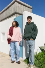 Buzo hoodie color bordó con capucha y bolsillo canguro.