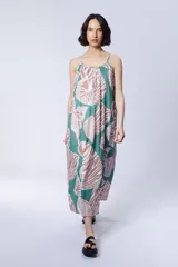 Vestido largo de algodón con estampado de hojas en tonos verde y rosa. Tiene tirantes finos y escote recto con fruncido.