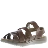 Sandalia de cuero marrón con múltiples tiras y ajuste con velcro.