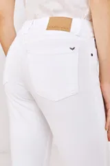 Pantalón de jean blanco, tiro alto, corte recto, confeccionado en gabardina de algodón y elastano.