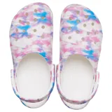 Zuecos Crocs Classic Dream con estampado tie-dye en tonos rosa, celeste y blanco.