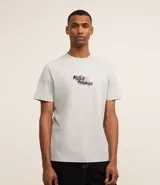 Remera gris de algodón con estampa en la espalda de Miles Morales, el Spider-Man del universo Marvel.