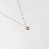 Gargantilla de oro amarillo 18k con dije circular con circonia engarzada.