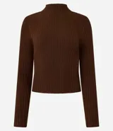 Blusa marrón de punto con cuello alto y manga larga.