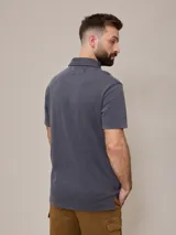 Remera polo marrón de piqué de algodón con cuello clásico y tapeta de dos botones. Logo bordado en el pecho. Corte clásico.