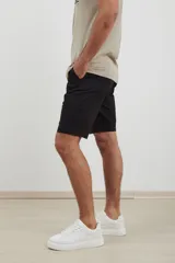 Bermuda negra de corte recto con bolsillos laterales y traseros.