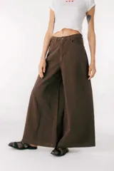 Pantalón de jean color borgoña, de corte wide leg y cintura alta.