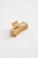 Pinza para el pelo rectangular color beige opaco.